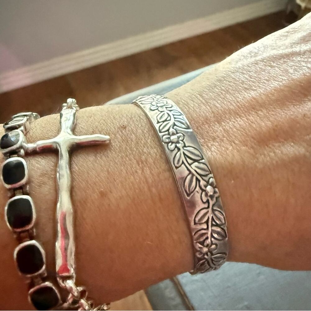 925 Sterling Silver Flowers Cuff Bracelet - Picture 3 of 10